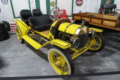 1913年 フォード モデルT スピードスター：実用的なモデルのイメージが強いT型だが、1913年にはスピードスターと呼ばれるモデルも登場した。これは、フォードをベースにアフターパーツを組み込んだカスタムモデルのようだ