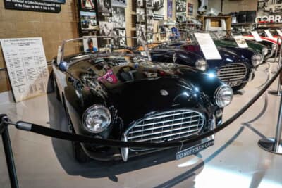 1957年 ACブリストル BEX 254:ACエースの発展モデルとして1956年に登場したのがACブリストルです。その名の通りブリストル・カーズ製の2L直列6気筒エンジン(120bhp)に換装され、パフォーマンスは大きく引き上げられました