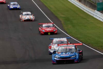 GT500のポールシッターは、2戦連続ポールとなった16号車 ARTA MUGEN CIVIC TYPE R-GT。2番手には39号車 DENSO KOBELCO SARD GR Supra、3番手には3号車 Niterra MOTUL Zが続いた。いずれも各陣営のなかではサクセスウエイトが比較的軽い車両だ