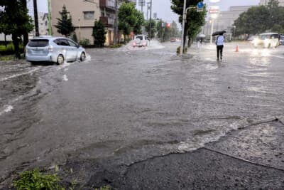 幹線道路でも周囲が高台に囲われていると、そこから流れてきた水で冠水していまうことがある