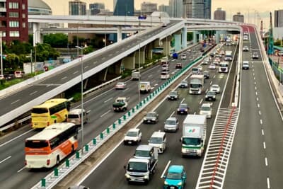 車線は速度によって選ぶことにより渋滞を回避することもできる。追い越しが終わったら速やかに走行車線に戻る