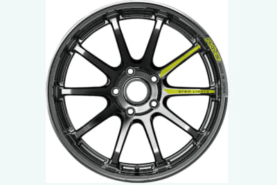 57NR Limited:細身の10本スポークと輝くクローム系カラーにより、スポーツホイールらしい軽快感に高級感が加わった。