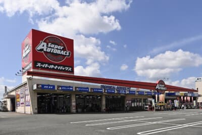 スーパーオートバックス大野城御笠川店は、福岡空港から南東に6kmほどの場所に位置している