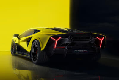 ランボルギーニ フェノメノ：フロント2基、8速DCTと一体化されたリア１基の3モーターの四輪駆動