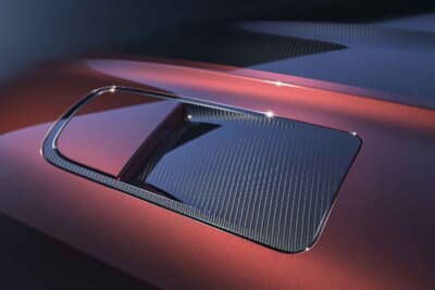 レンジローバー スポーツSVカーボン：特別感際立つボンネットのツイルカーボンアクセント