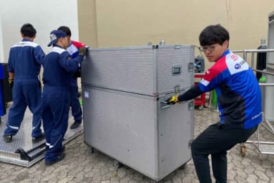 レース翌日の荷下ろし作業ではパーツ類は船便で日本へ