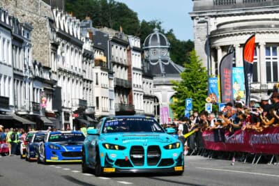 GT4も相当数の参加台数があり、次々とさまざまなメーカーの車両がやってきます