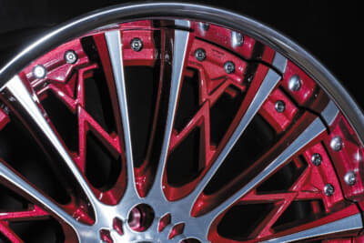 シュリットは、過去に設定されていたボルドーレッドに比べ、ややトーンを落としダークな雰囲気を持たせたオリエンタルレッドポリッシュ。カラーで足元を目立たせるには最適！