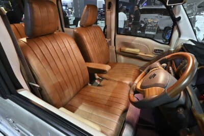 REIZ:シートカバーは前後方向にラインの入ったビンテージ風のデザイン。こちらは4色用意されている