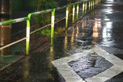 雨の日に水たまりを通過し、その水しぶきが道路脇の歩行者にかかった場合、運転手は「泥はね運転違反」を問われる可能性がある