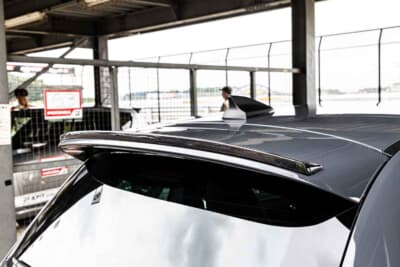 APF595：リアガーニーフラップは、純正のルーフスポイラーに合わせたサイズ・デザインとなっている