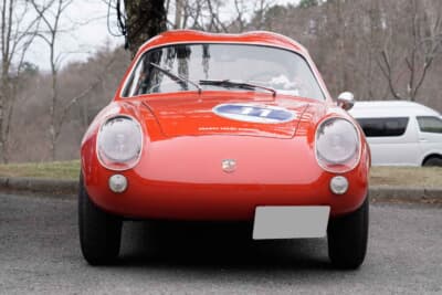 フィアット アバルト 750GT ザガート:大柄なドライバーでも乗れるよう、シリーズ2モデルからヘッドクリアランスを保つためにデザインされたルーフ形状から「ダブルバブル」という愛称で呼ばれるようになった