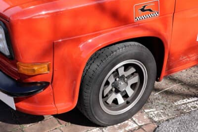 シムカ ラリー2：ラリーの特徴とも言えるのが、前後のオーバーフェンダーだ。オーバーフェンダーは、マイナス頭のビスで車体に固定されている