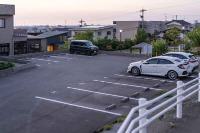 高台の駐車場に移動する