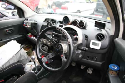 ダイハツ ブーンX4：以前乗っていたランチア「デルタHF」のレプリカ仕様車から移し替えたシートとともに、位置を後方にずらしてフィットさせたステアリングも装着している