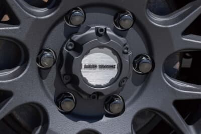 WEDS ADVENTURE MUD VANCE 08:リム外周部のフランジデザインには台形の窪みを設け、アルミ削り出しの地肌を露出した丸穴のマシニング加工をスポークの延長線上に配置するなど、ビードロックを彷彿とさせるラフなデザインでアウトドアによく似合う