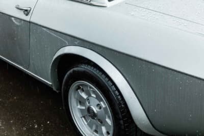 ランチア フルヴィア クーペ：オーバーフェンダー部分がブラックだったため、同色にリペイントしている