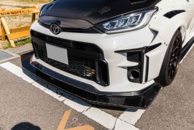 トヨタ GRヤリス：フロントスポイラーには、側面にカナードが備わるが、ボディから飛び出しているため、公道走行時は外している