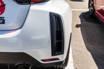 トヨタ GRヤリス:リアフェンダー後方には、大型のダクトを装着する