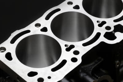 シリンダーボアに現代のホーニング処理を施しボアの加工精度を向上