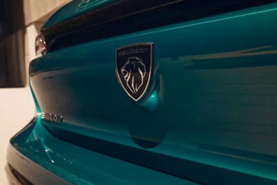 プジョー308：SWのリアゲートセンターにレイアウトされたプジョーのライオンの紋章