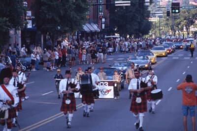 イベント会場のあるテネシー州ナッシュビルの街では、ダウンタウンを封鎖してご覧のようにコルベットのパレードが行われた