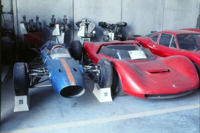 デトマソ2000コンペティツィオーネ（右）とヴァレルンガベースのレーシングカー（左）