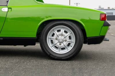 オークション終了後に6万4400ドル（邦貨換算約950万円）で販売されたポルシェ「914」（C）Courtesy of Broad Arrow