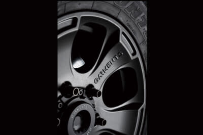 リムエンドにはスクエアのスリットを設けた立体造形も用意