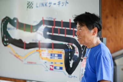 コース説明をするのは、主催者の小嶋さん。高低差のあるリンクサーキットでの「線踏み」は、上りも下りも速度調整が難しそうだ