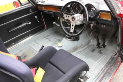 アルファ ロメオ 1750GTV：助手席は外され、荷物置き場になっている。ステアリングはヘレボーレの革巻き33cm。メーターはノーマル、シートはナニワヤの小型タイプ