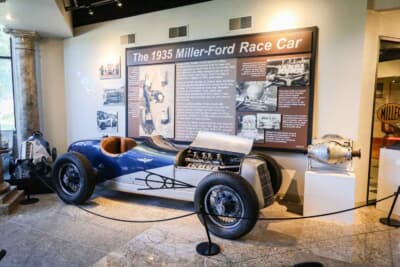 1935年 ミラー・フォード “21スタッド” サイドバルブV8：フォードと共同で、1935年のインディ500マイル用にハリー・ミラーが手掛けたマシンです。彼にとって最後のレーシングカーであり、前輪駆動が最大の特徴でした
