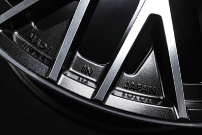 HOMURA 2×15R：スポーク開口にはフェアリングデザインとスリットを採用。特に斬新なのは逆三角開口に採用されたトラピゾイド形状