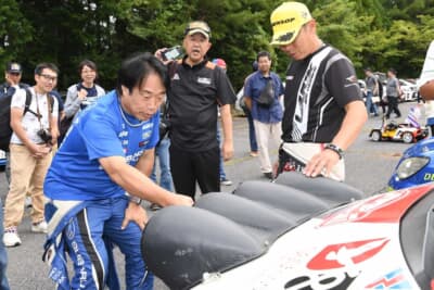 「トシ散歩＆ノリ散歩」は、ふたりがラリーレプリカ車をチェックしながら練り歩くもの