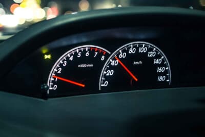 高速道路では、道路標識などで指定がない場合、最低速度が時速50kmと定められている