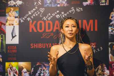 展示イベントの説明をする倖田來未