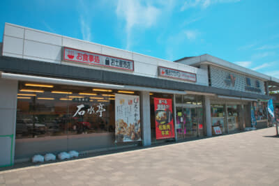 イートインスペースがかなり広めに確保されている