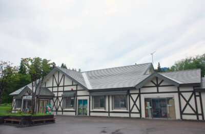 山荘のような雰囲気が漂う妙高SA下りの店舗