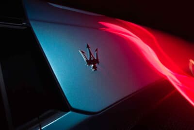 マセラティMCプーラ:太陽光の加減でボディカラーが表情を変える新色のAIアクアレインボー