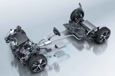 プジョー2008GTハイブリッド：扱いやすい48V低電圧とガソリンエンジンと電動モーターをクラッチを介して駆動につなぐ