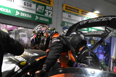 スティントを終えてマシンから降りる小西選手