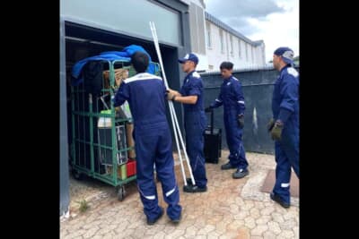 レース翌日の荷下ろしの風景。ベテランから若手まで和になっての撤収作業