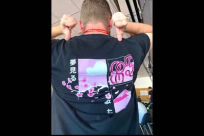 WECに参戦する女性チーム・アイロンダメスのTシャツを着るマルティン