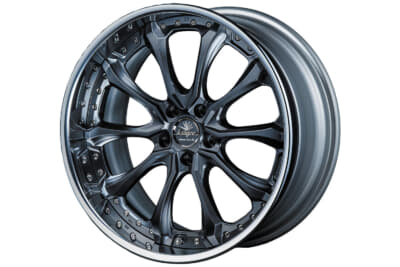 マットブラックのヴェルサム。通常カラーより、マッシブな印象で印象もガラリと変化。アルファードの装着写真と比べても違いは一目瞭然！