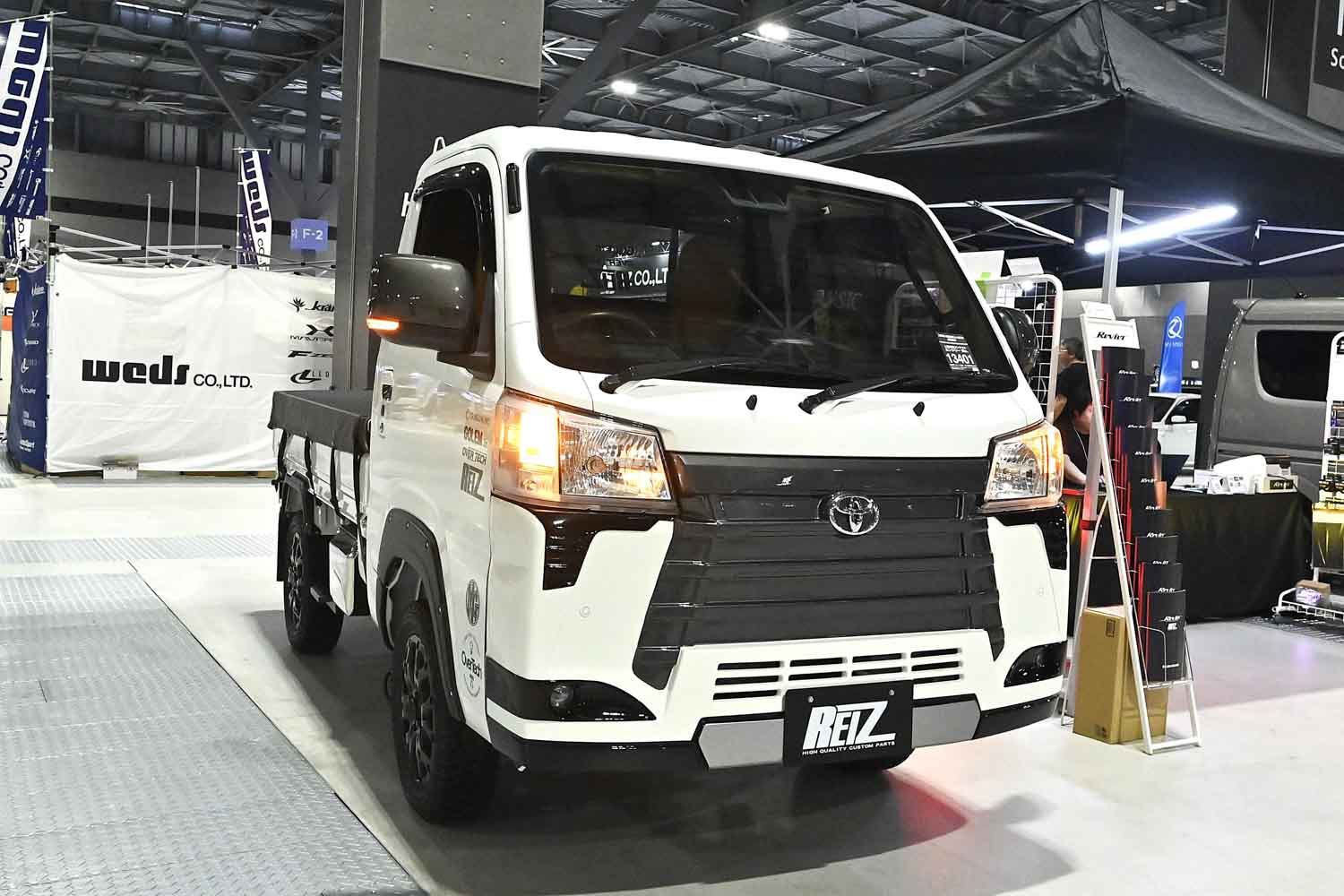 最新LEDアイテムや新作デモカーが勢揃い！「VALENTI & AlphaRex」と