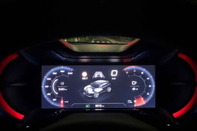 アルファ ロメオ ジュニア：インパネのふた山のメーターナセルは往年からのアルファロメオらしい形状