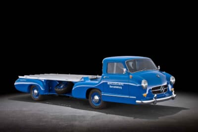 従来の商用車のように運転席と荷台の間には仕切りがなく、トランスポーターの本体は単一の金型から鋳造された。高級2ドア300S/W188のX字型チューブラーフレームは前後に延長され、メルセデス・ベンツのレーシングカーを荷台に納める十分なスペースを確保。写真は斜め正面からスタジオ撮影