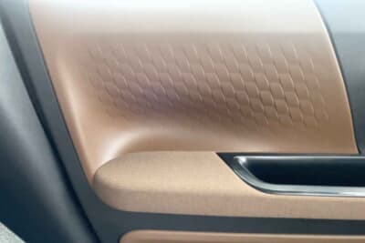 日産ルークス：ドアの内張りにも「かどまる四角」を採用