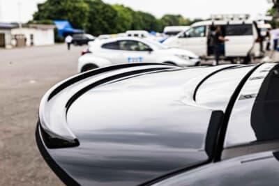 APF595：リアガーニーフラップは、純正のルーフスポイラーに合わせたサイズ・デザインとなっている