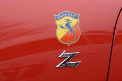 フィアット アバルト 750GT ザガート:アバルトの創始者であるカルロ・アバルトの誕生月の星座が蠍座であることにちなんだアバルトのエンブレムに、ザガートのエンブレムが並ぶ